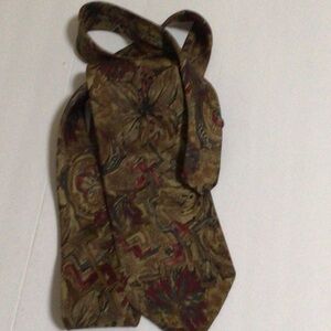 Elegant Silk Paisley Tie in Brown and Red